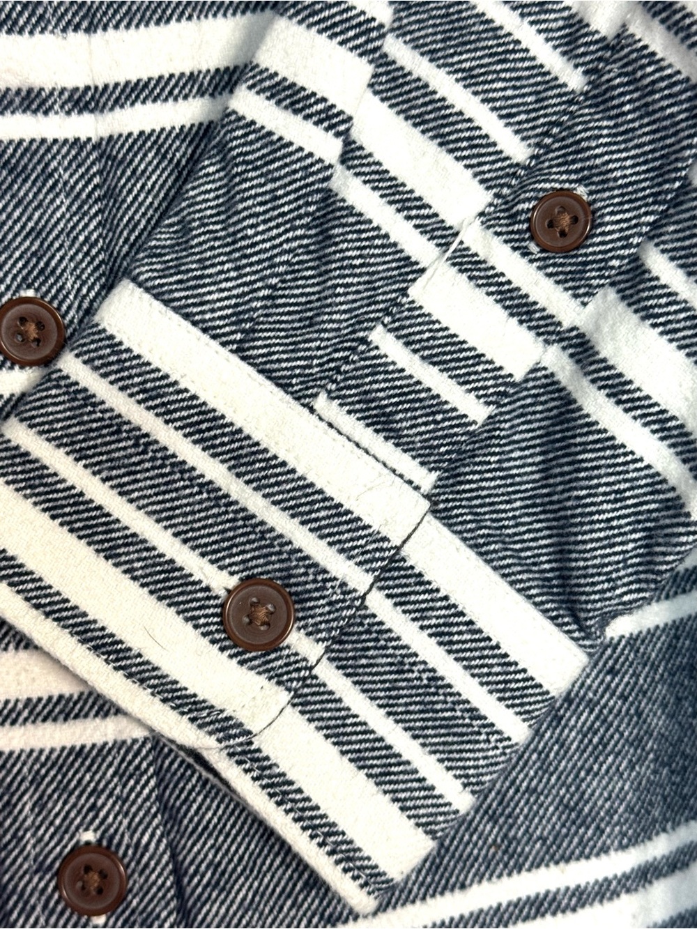 Old Navy men’s striped Button down shirt/Flanel in size Medium. Navy Color - Picture 4 of 7